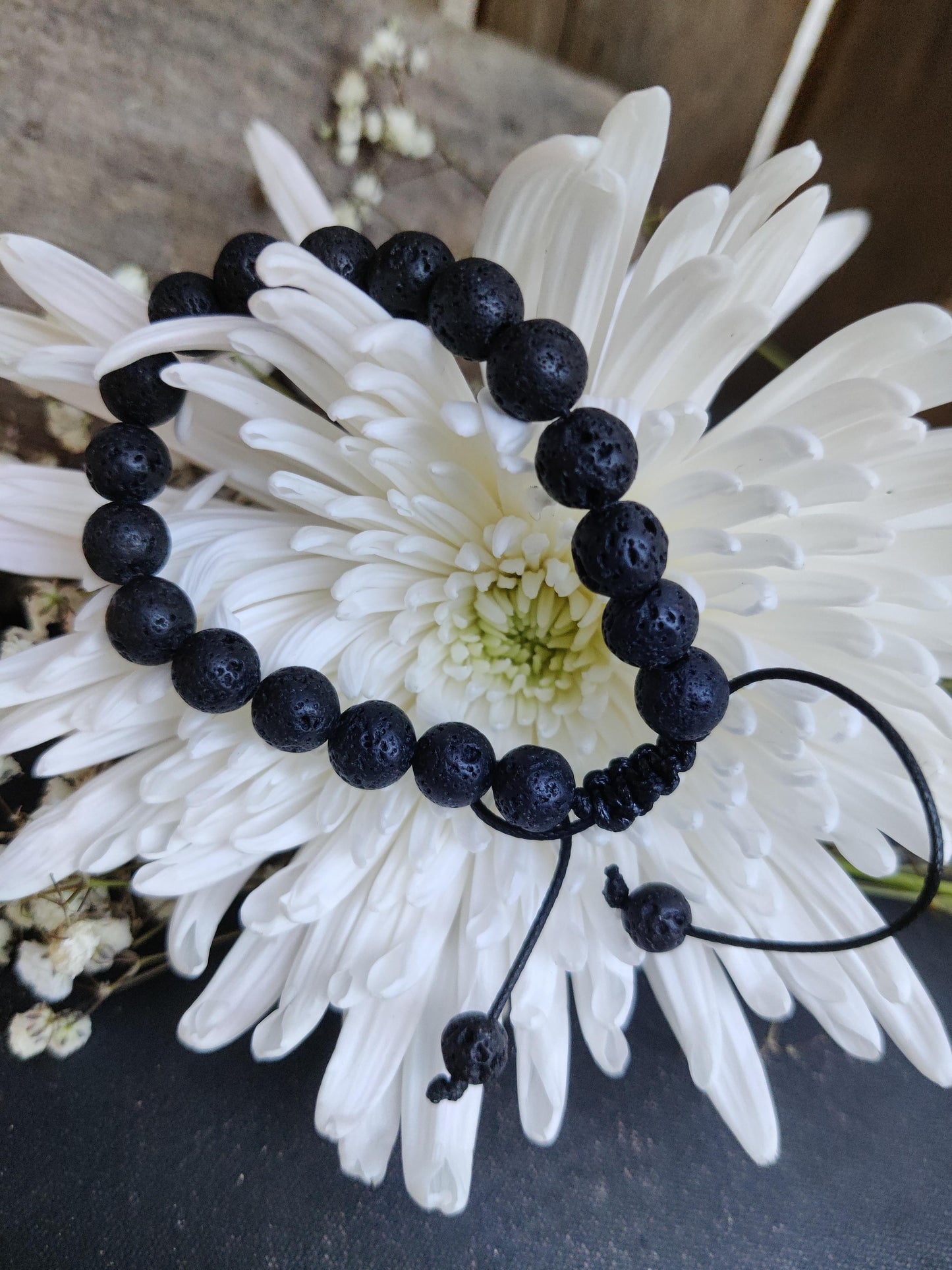 Armband „StoneGlow“ – natürlicher Lavastein trifft Duft & Stil für jeden Tag