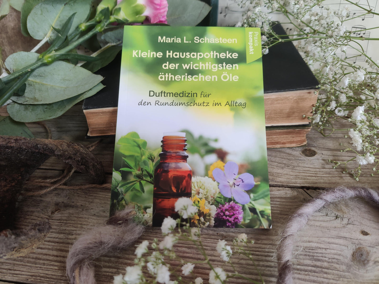 Buch: Kleine Hausapotheke der ätherischen Öle von Maria L. Schasteen