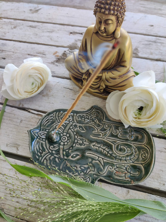 Handgetöpferte Hamsa aus Keramik – Räucherstäbchenhalter mit Seele & Stil