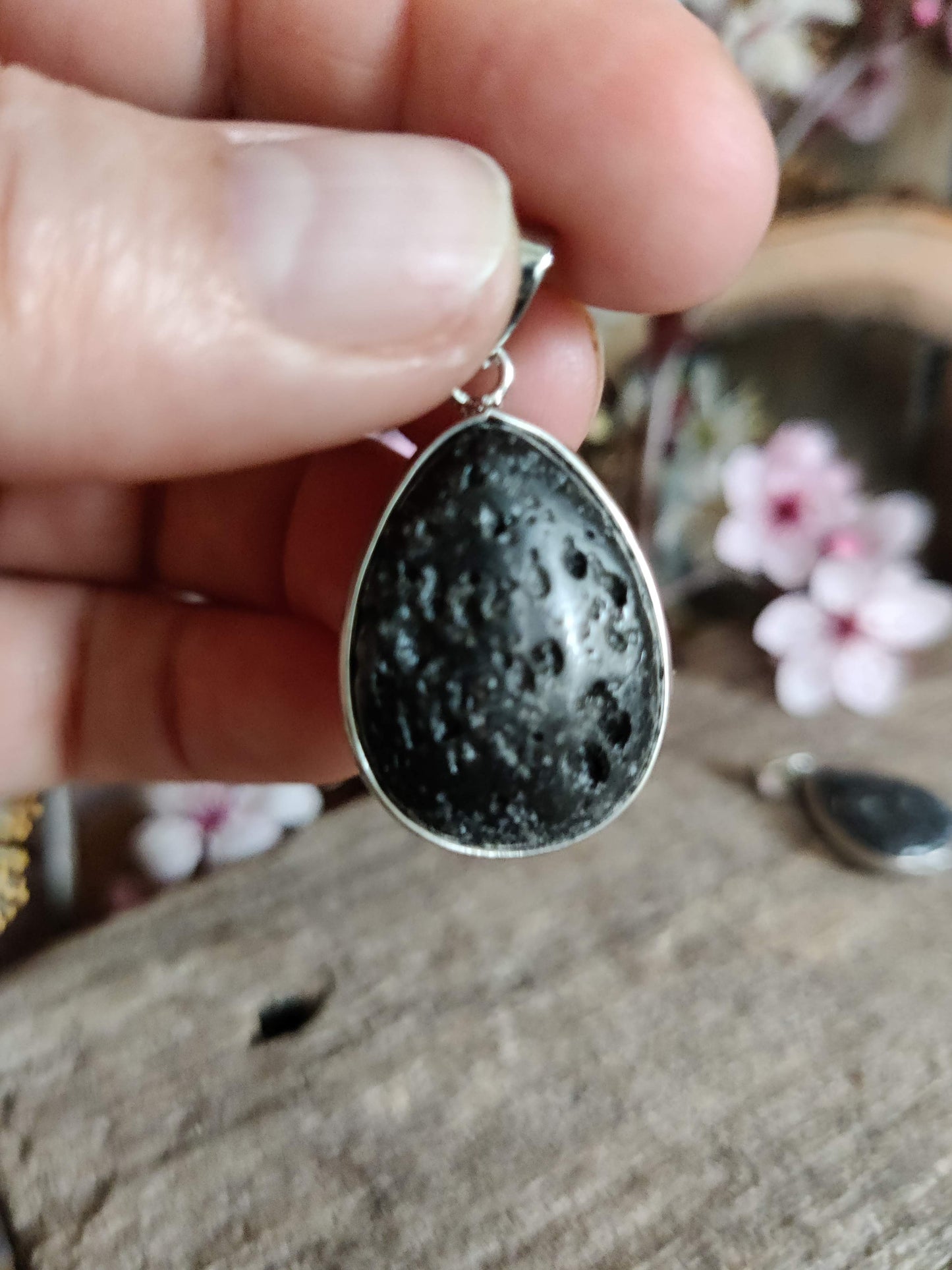 Lavastein-Anhänger – Herz, Tropfen oder Oval – Schmuck & natürlicher Diffuser in einem