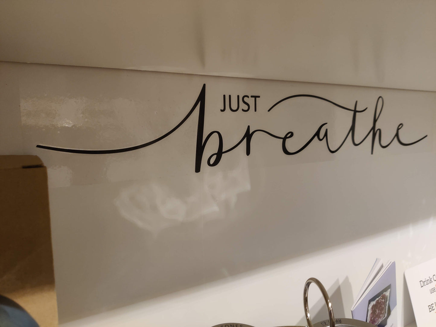 Vinyl-Aufkleber "Just Breathe" für mehr Ruhe und Achtsamkeit