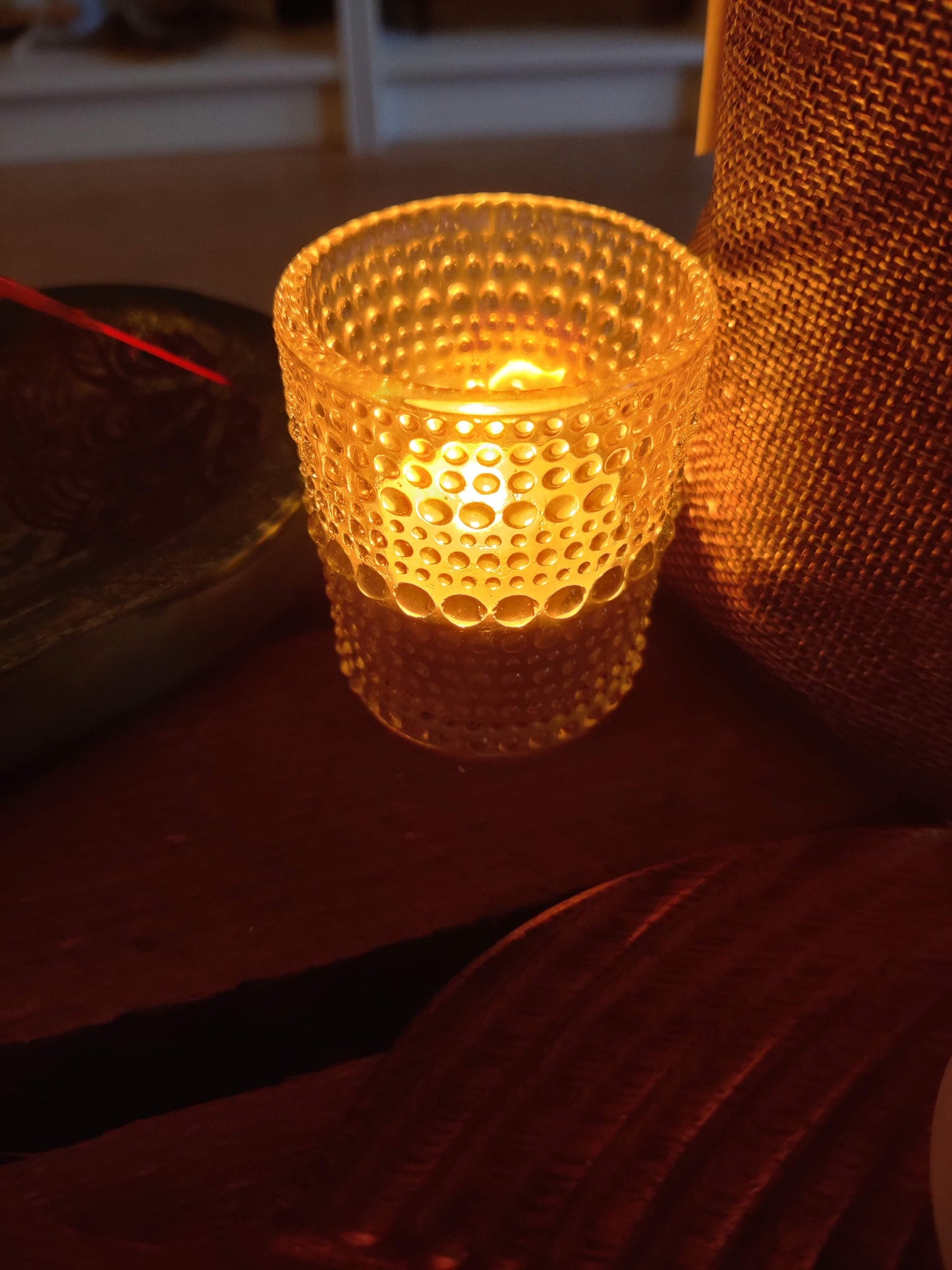 Lichtperle – eleganter Teelichthalter aus Glas in Perlenoptik