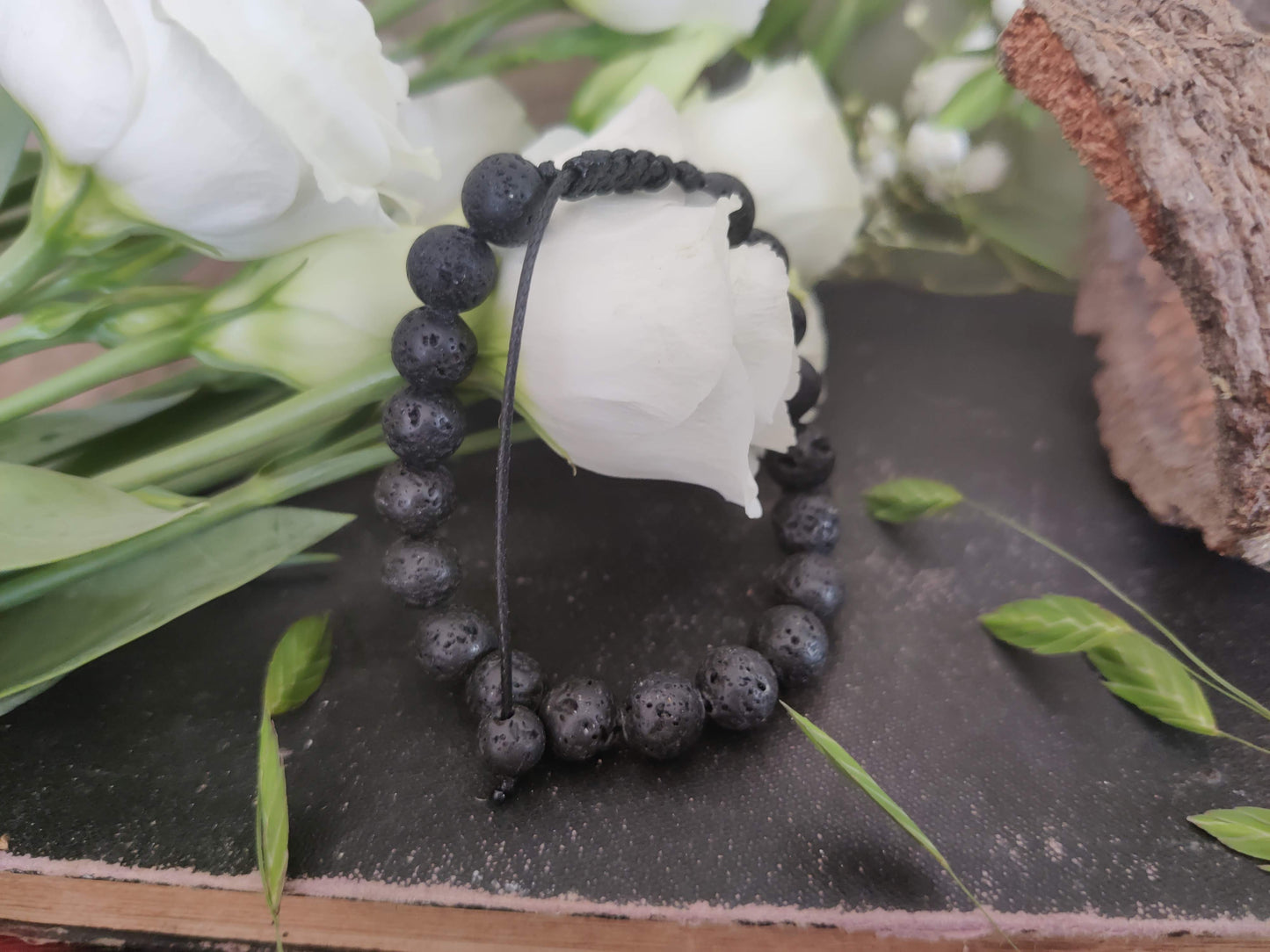 Armband „StoneGlow“ – natürlicher Lavastein trifft Duft & Stil für jeden Tag