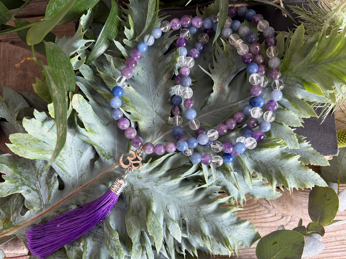Mala-Kette mit Amethyst, Aventurin & Bergkristall und OM-Symbol