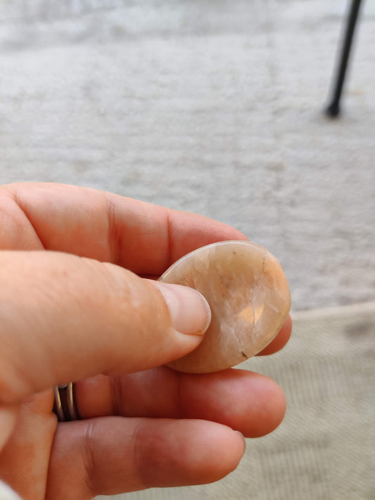 Sorgenstein aus Mondstein- Trost und Daumensteine zur Beruhigung