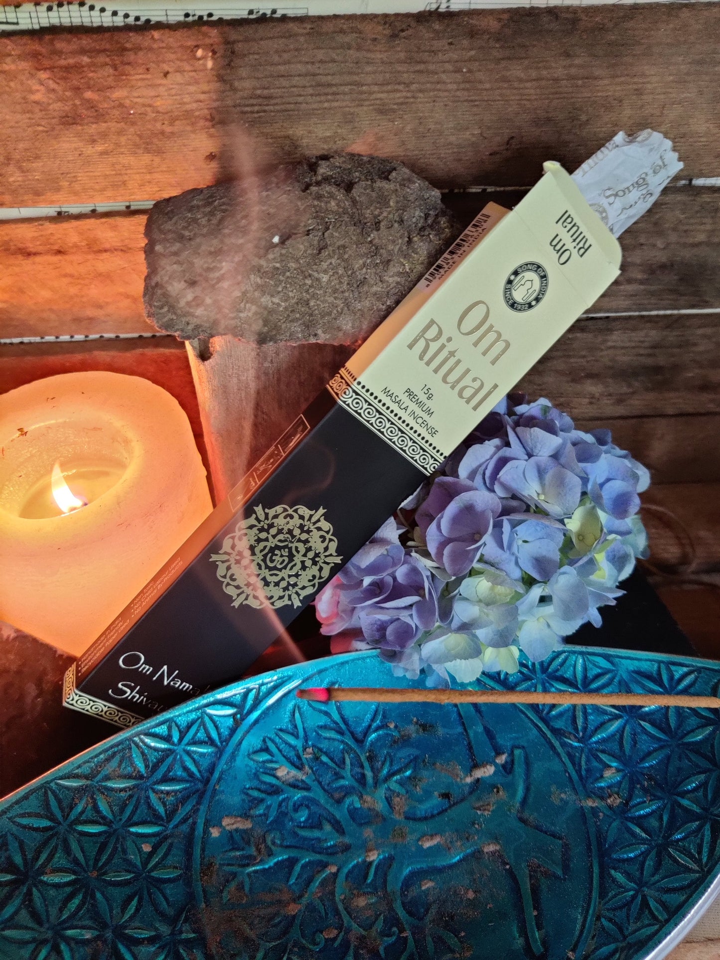 Räucherstäbchen: Om Ritual