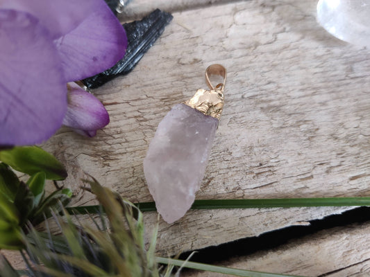 Rosenquarz-Anhänger mit goldfarbiger Öse