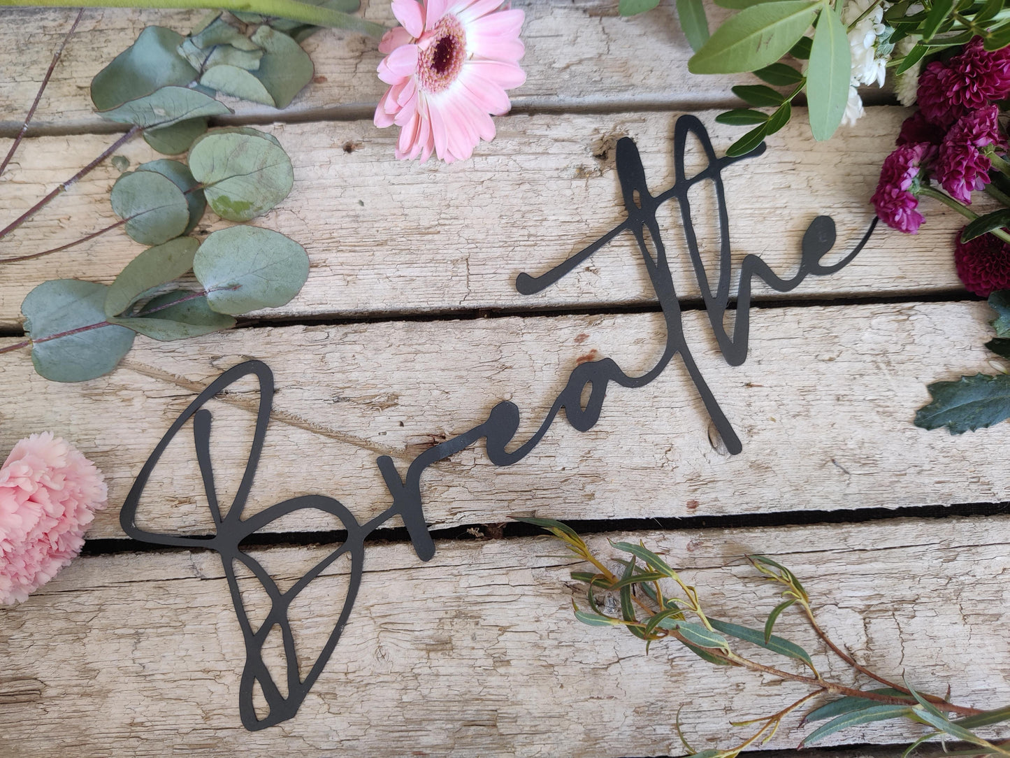 Tolle Deko: Eleganter Schriftzug aus Metall – Breathe