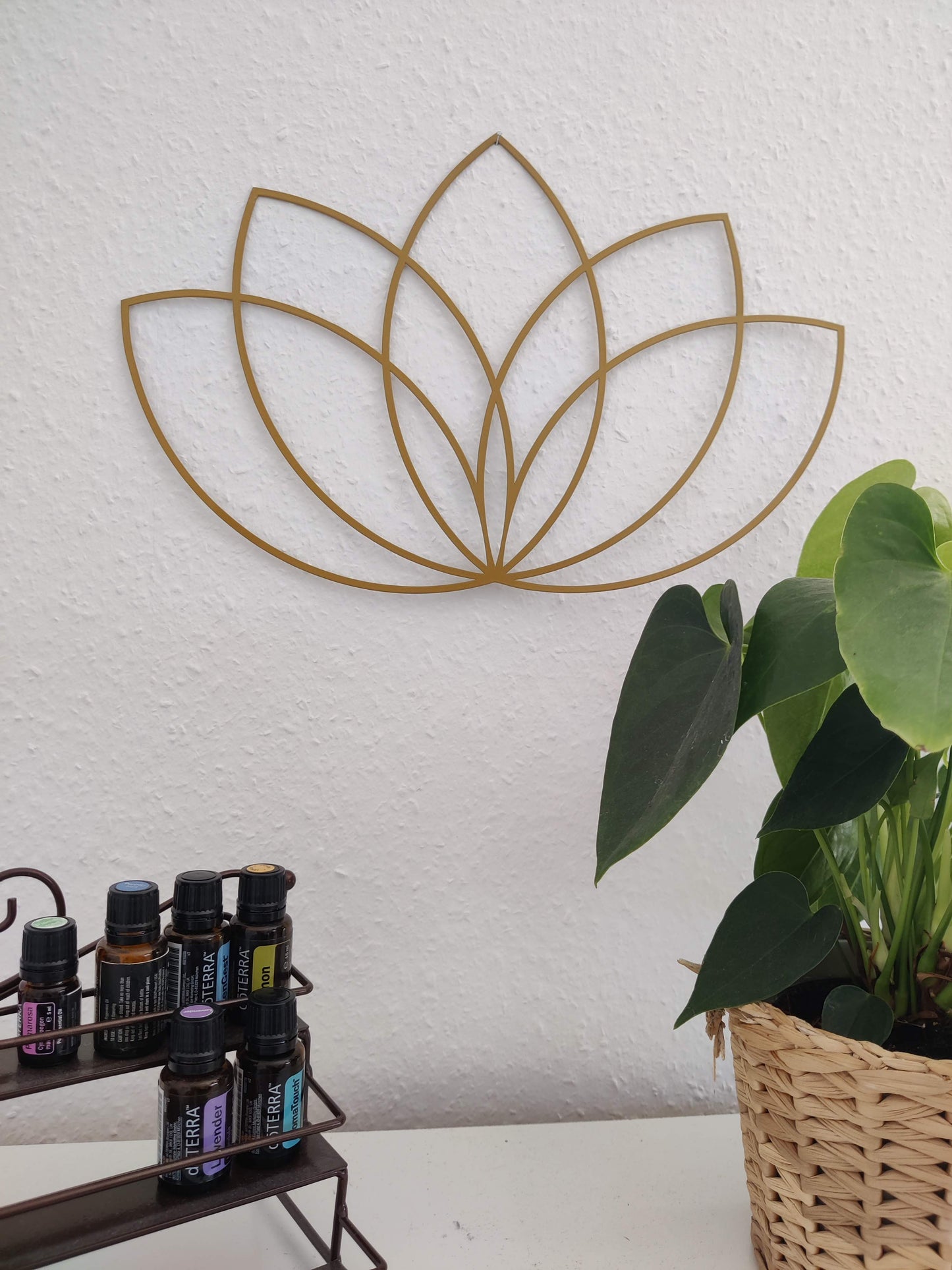 Goldene Wanddeko aus Metall - Lotus Blume