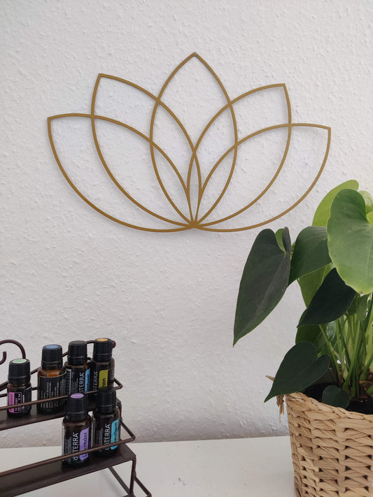 Goldene Wanddeko aus Metall - Lotus Blume