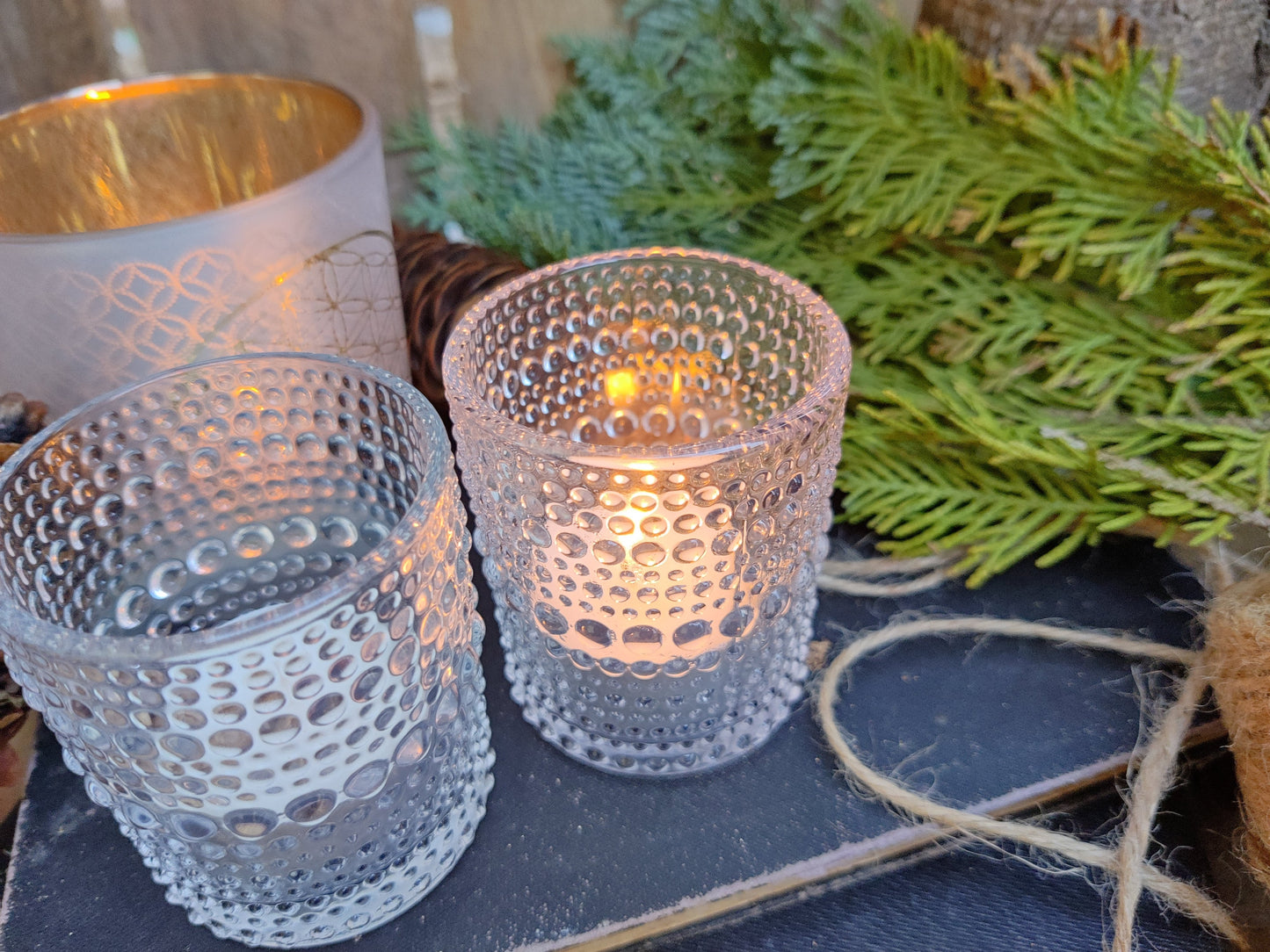 Lichtperle – eleganter Teelichthalter aus Glas in Perlenoptik