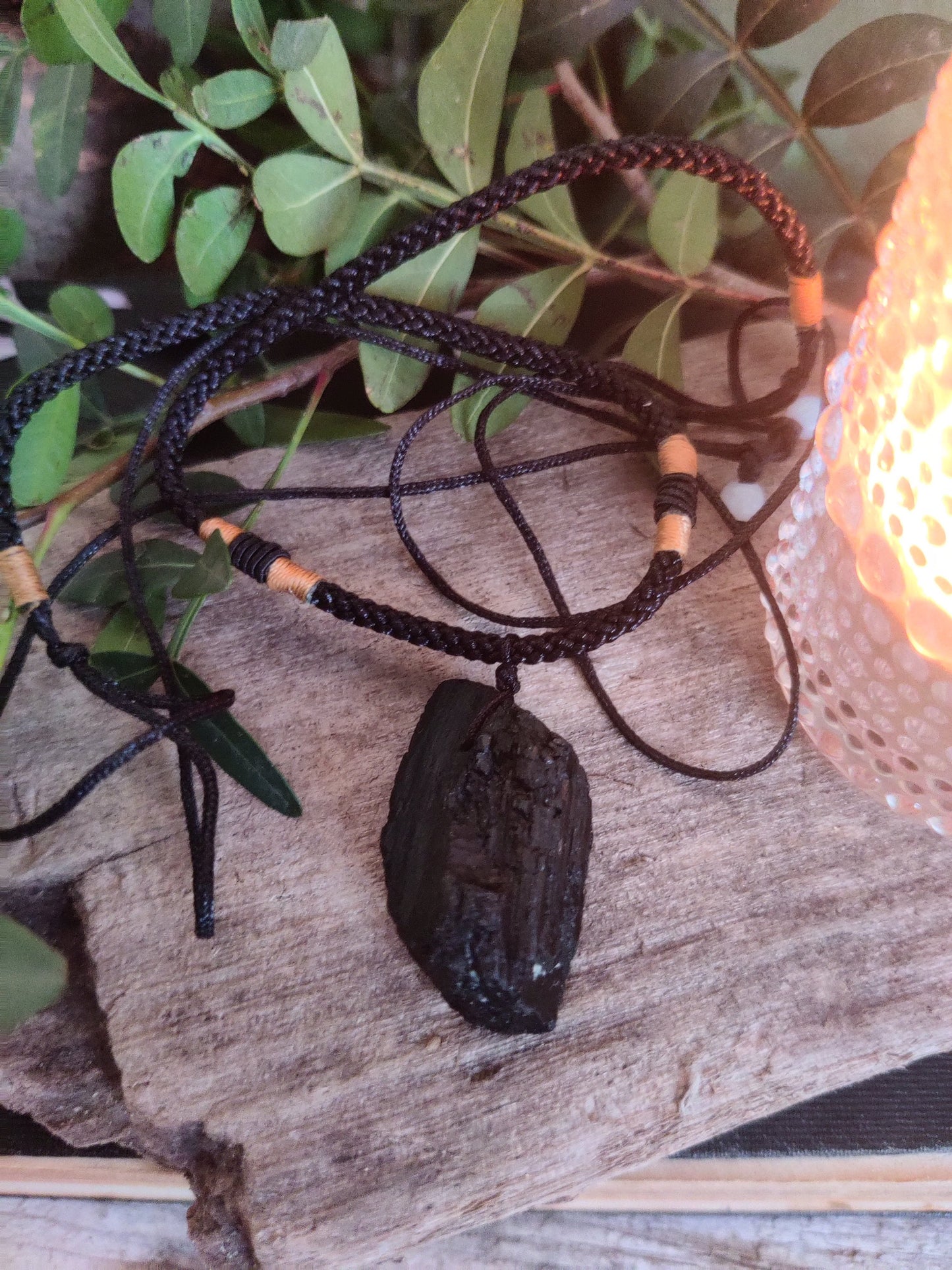 DarkGlow – hübsche Turmalin-Kette mit goldenen Details & verstellbarer Länge