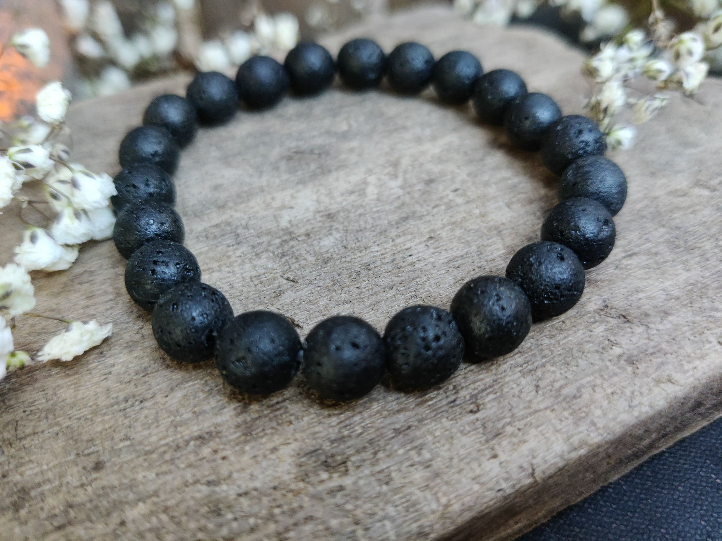 Armband „StoneGlow“ – natürlicher Lavastein trifft Duft & Stil für jeden Tag