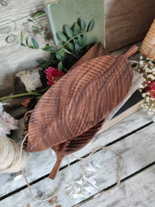 BlattWerk – das natürliches Holztablett in eleganter Blattform