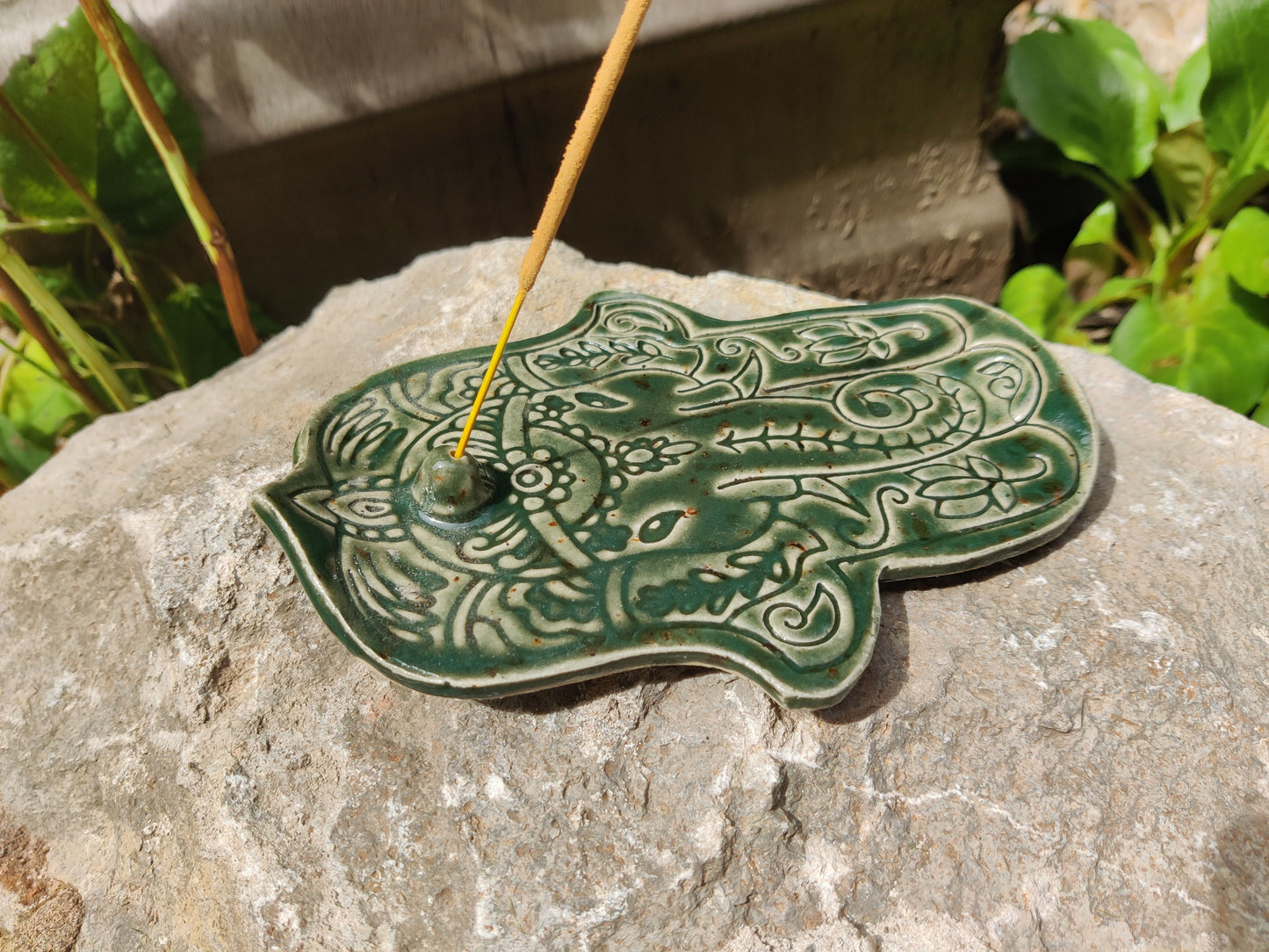 Handgetöpferte Hamsa aus Keramik – Räucherstäbchenhalter mit Seele & Stil