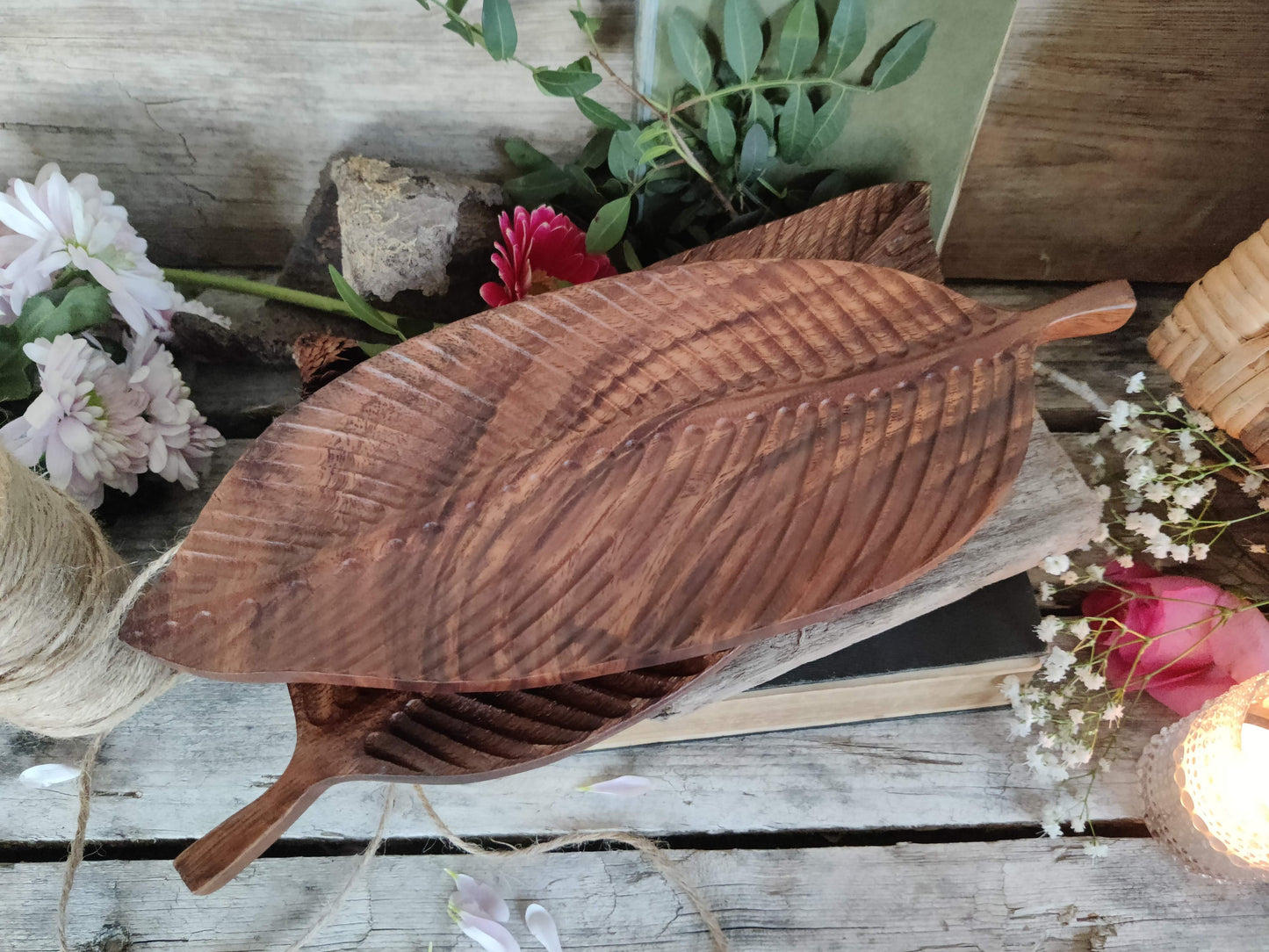 BlattWerk – das natürliches Holztablett in eleganter Blattform