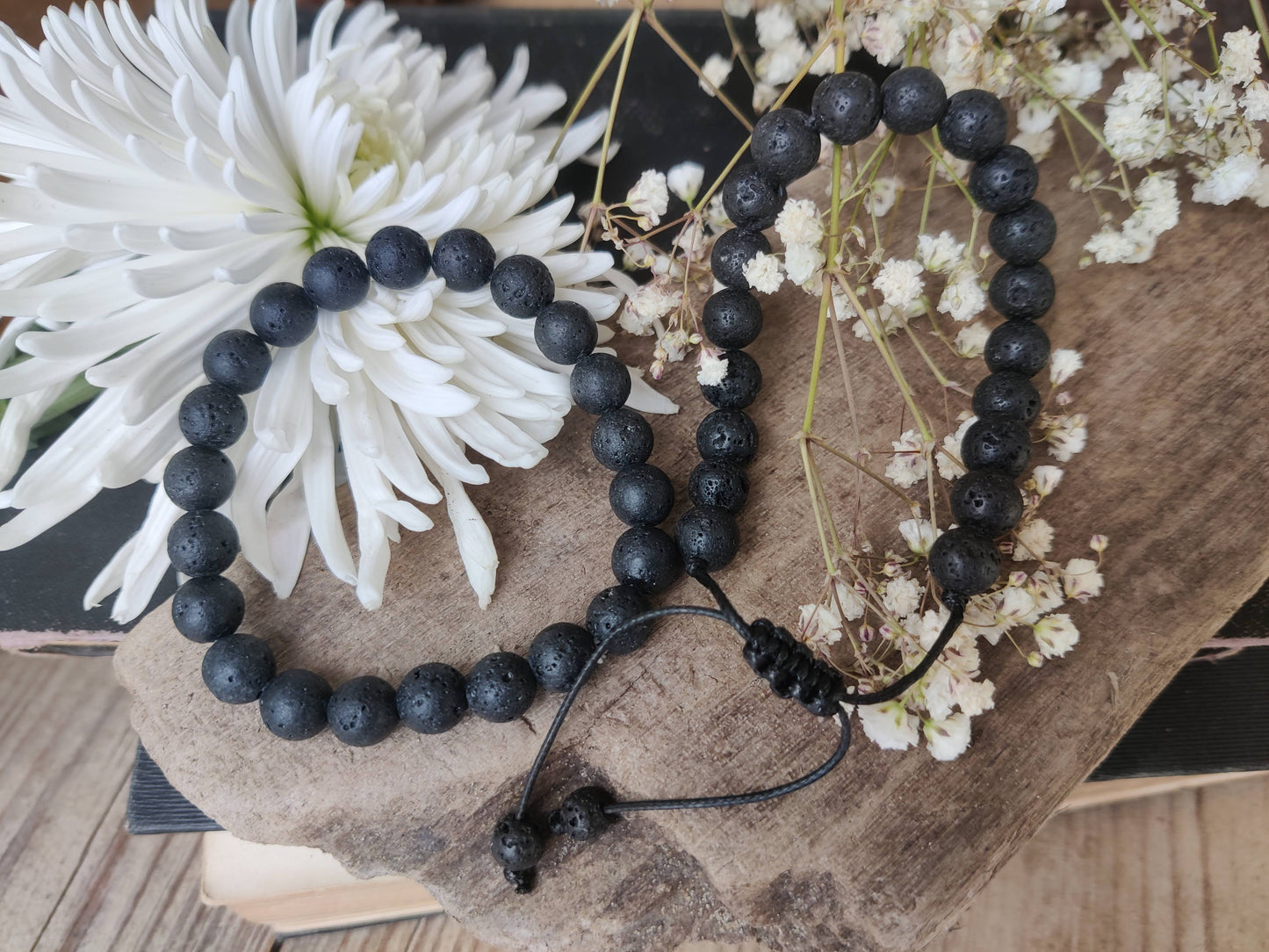 Armband „StoneGlow“ – natürlicher Lavastein trifft Duft & Stil für jeden Tag