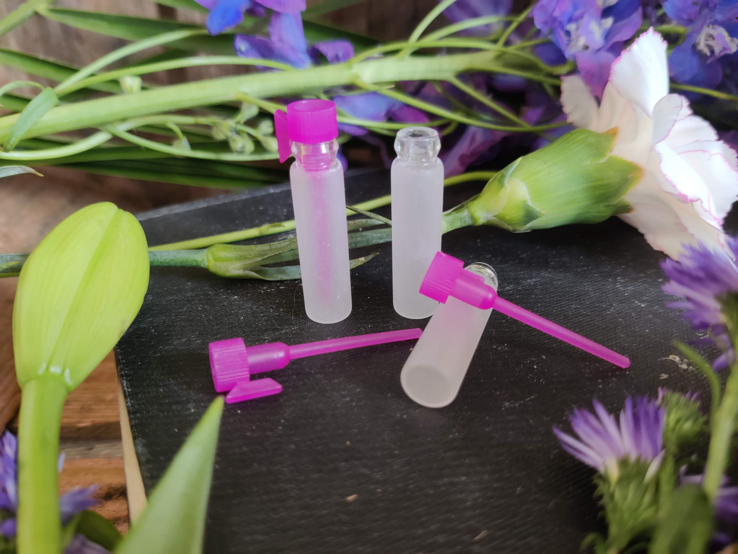 Milky Kiss – 1ml Probeflasche aus gefrostetem Glas mit pinkem Verschluss