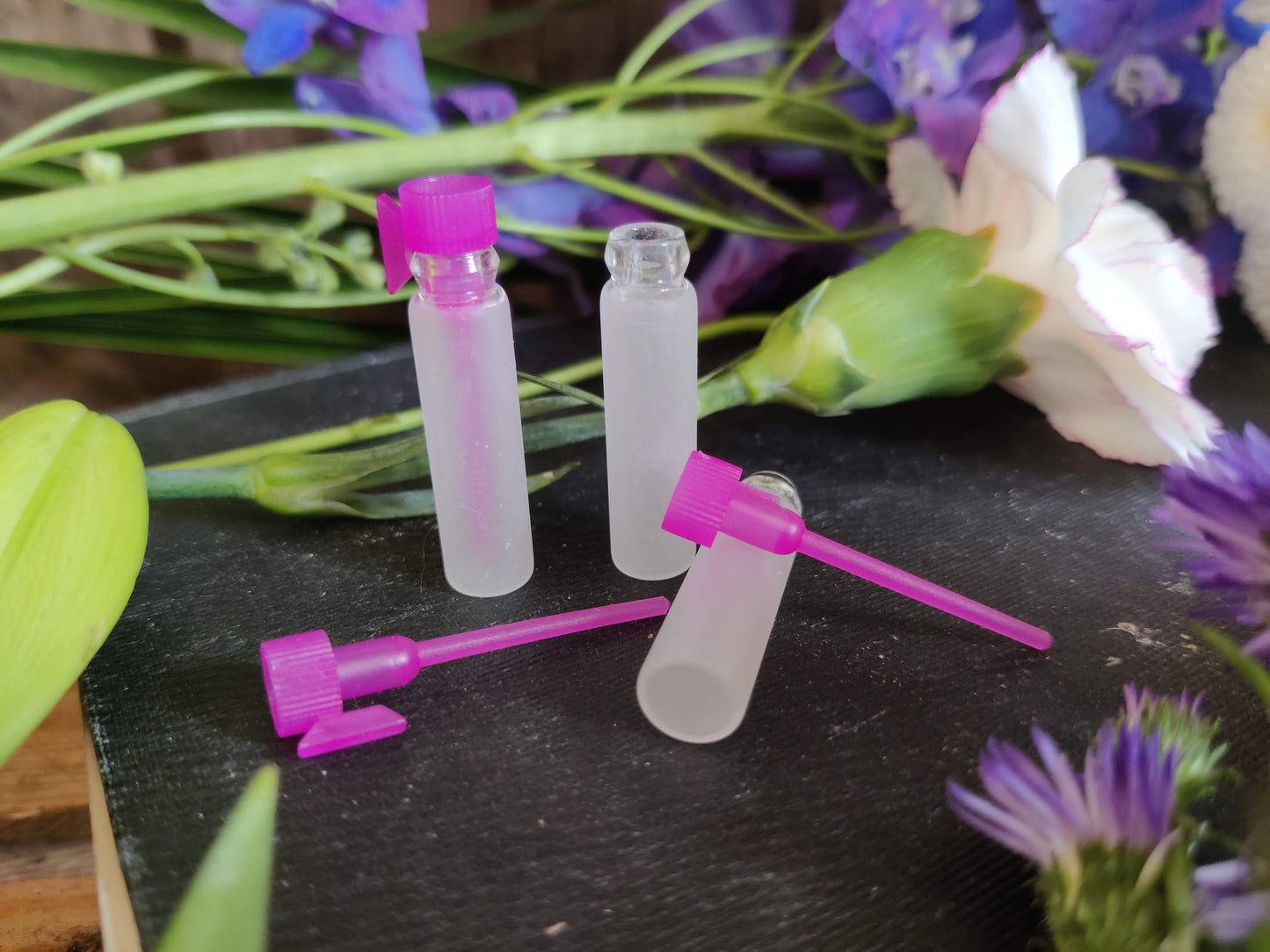 Milky Kiss – 1ml Probeflasche aus gefrostetem Glas mit pinkem Verschluss