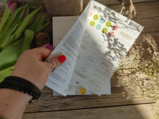 MYMAKES – Umweltfreundliche Reinigung Broschüre mit Etiketten