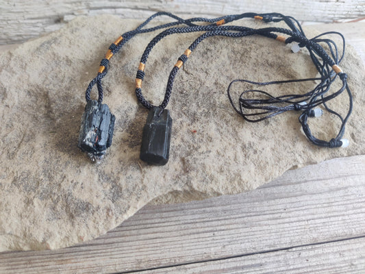 DarkGlow – hübsche Turmalin-Kette mit goldenen Details & verstellbarer Länge