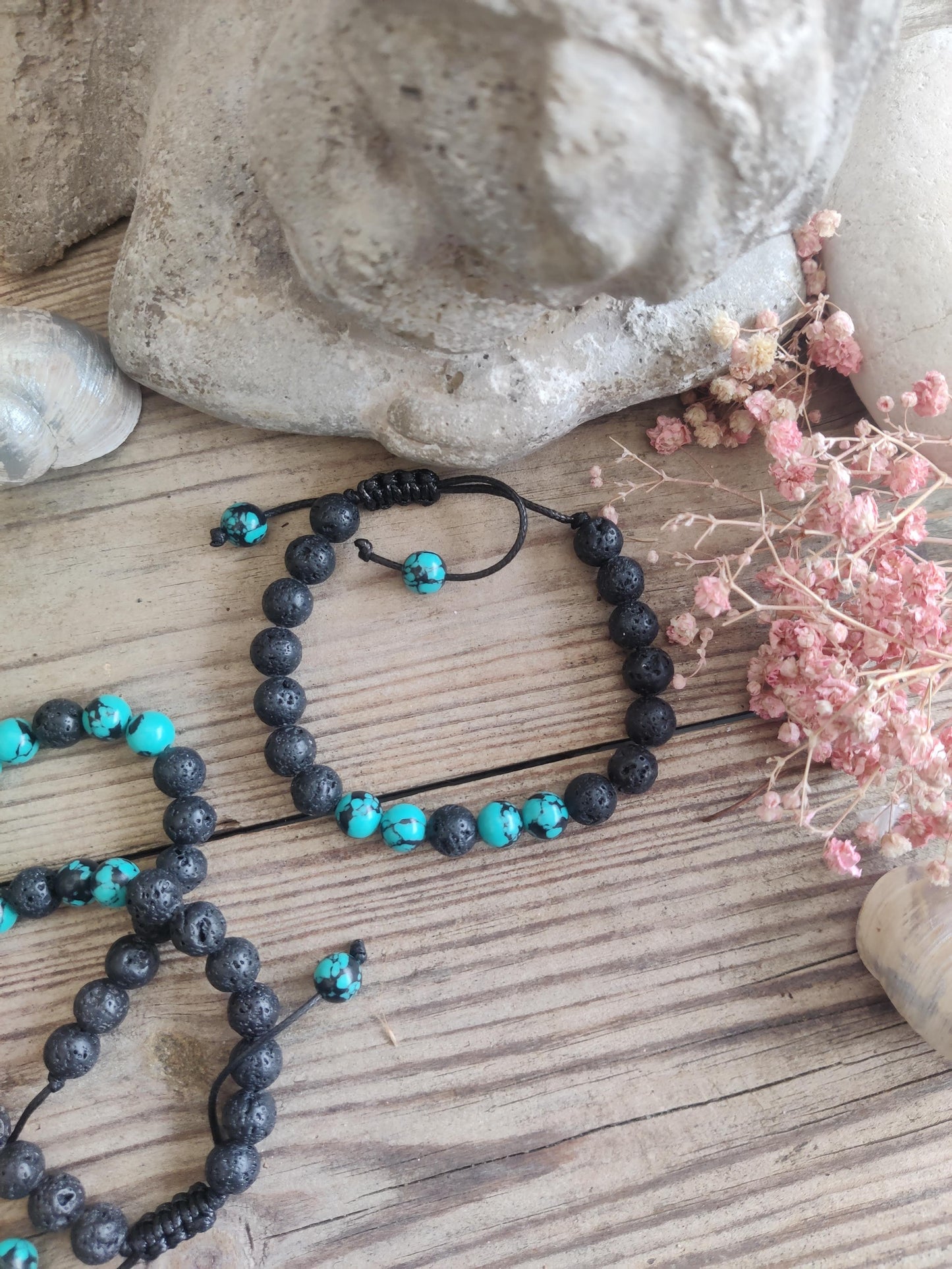 CalmStone – Lavastein-Armband mit türkisfarbenen Perlen & verstellbarer Länge