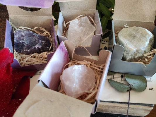 Heilsteine in kleiner Box - Amethyst, Bergkristall, Rosenquarz und Aquamarin