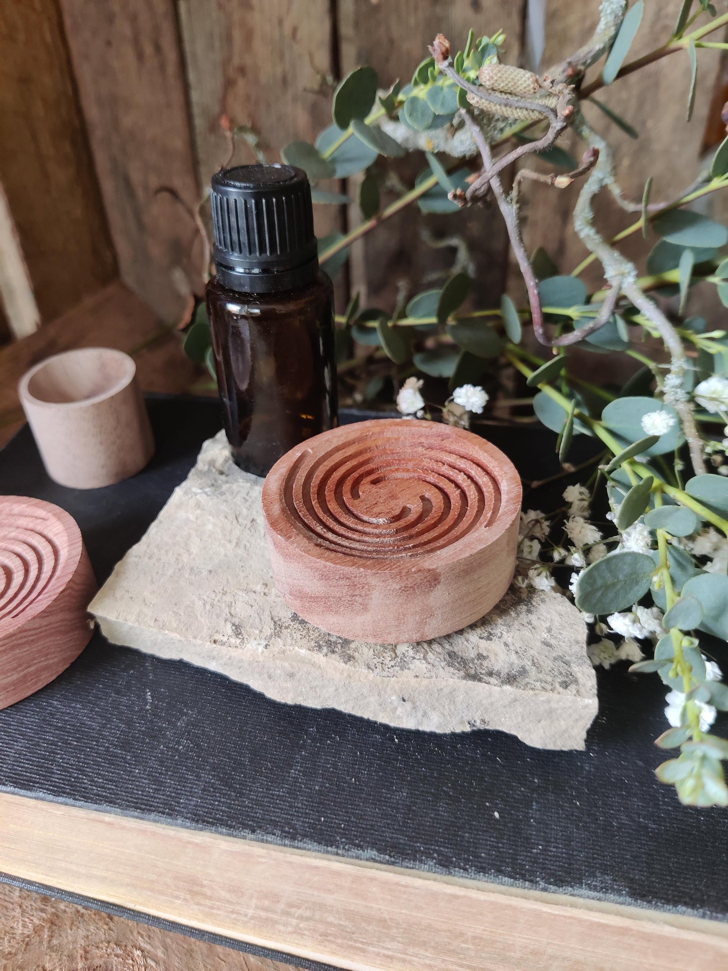 Natürlicher Duftgenuss mit dem Passivdiffuser aus Holz, als Spirale oder Kelch