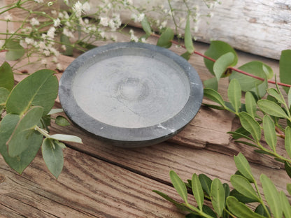 Kerzenuntersetzer Soluna aus Speckstein, rund und grau
