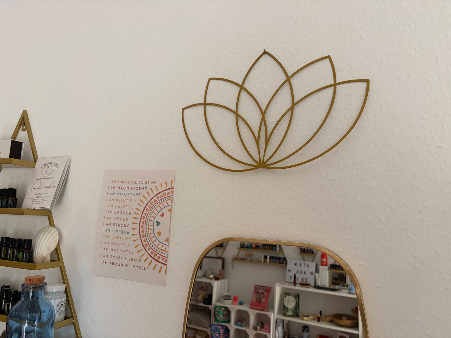 Goldene Wanddeko aus Metall - Lotus Blume