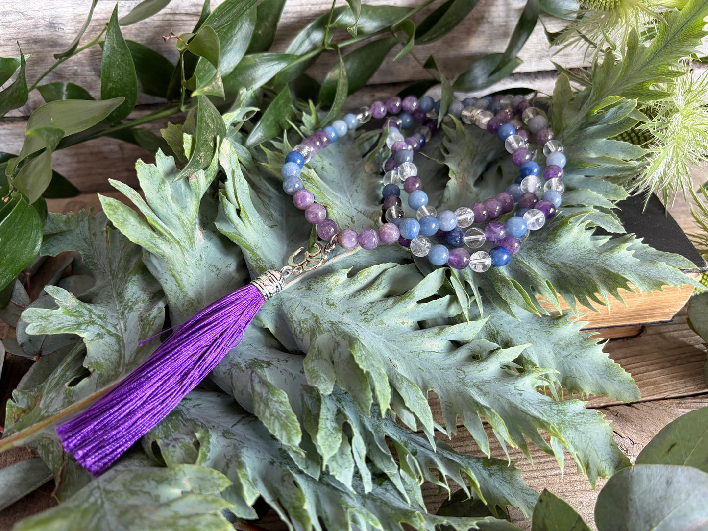 Mala-Kette mit Amethyst, Aventurin & Bergkristall und OM-Symbol