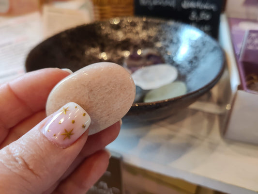 Sorgenstein aus Mondstein- Trost und Daumensteine zur Beruhigung