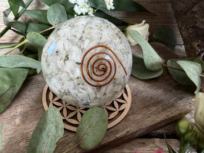 Orgonit Kugel Mondstein mit Mond – Harmonie und Intuition für deine Räume