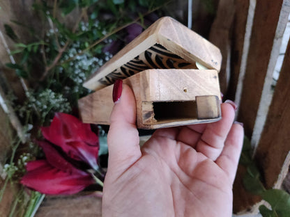 Holzhalter "Wave" mit Vorratsbox für Räucherstäbchen