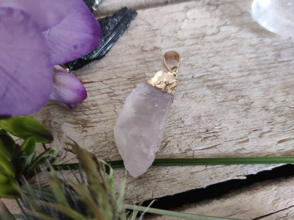 Rosenquarz-Anhänger mit goldfarbiger Öse