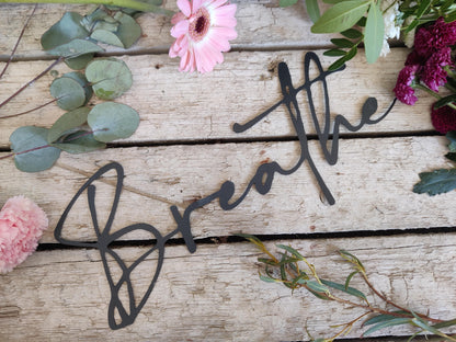 Tolle Deko: Eleganter Schriftzug aus Metall – Breathe