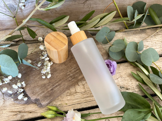 Sprühflasche „Minimalist“ aus Milchglas mit Bambusdeckel (100 ml)