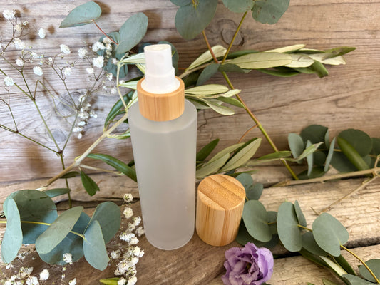 Sprühflasche „Minimalist“ aus Milchglas mit Bambusdeckel (100 ml)