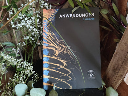 Symphony of the Cells – Anwendungsbroschüre (8. Ausgabe 2025, Deutsch)