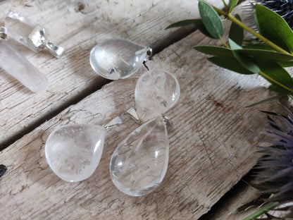 Edelsteinanhänger Bergkristall in Tropfenform – Klarheit & Energie
