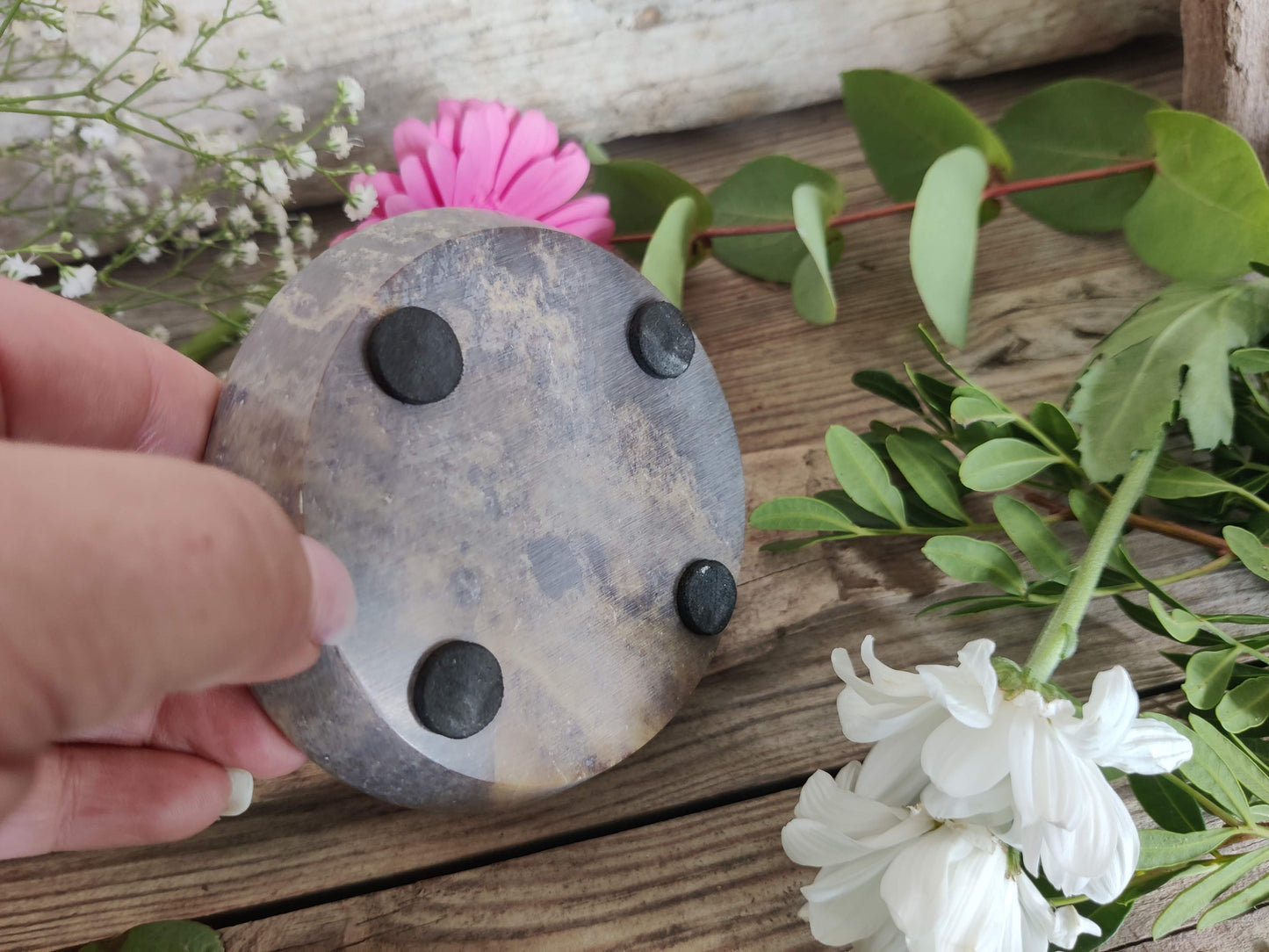 Kerzenuntersetzer Soluna aus Speckstein, rund und beige