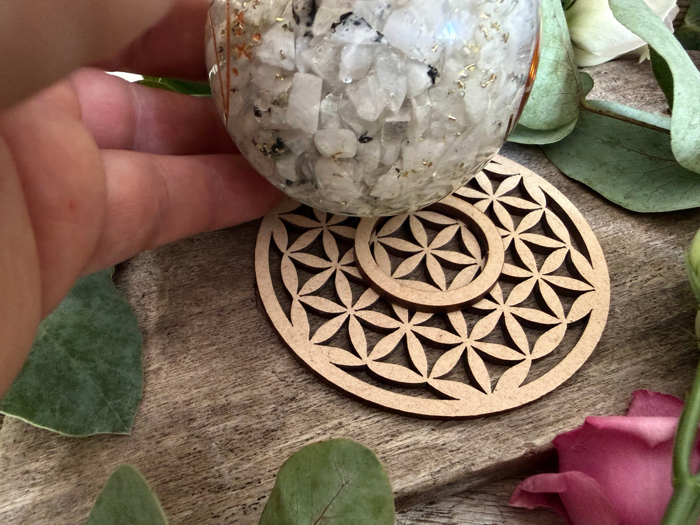 Edelsteinkugel-Ständer Blume des Lebens – Ein energetischer Platz für deine Schätze