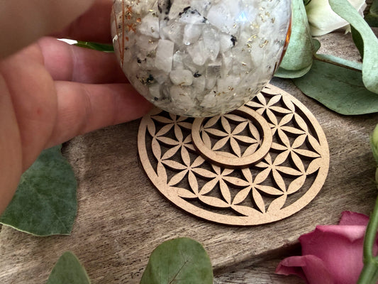 Edelsteinkugel-Ständer Blume des Lebens – Ein energetischer Platz für deine Schätze