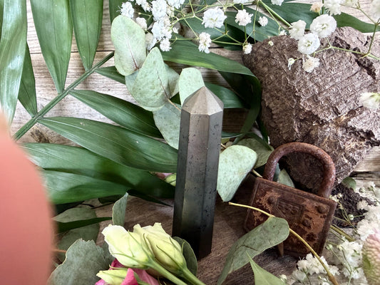 Pyrit Obelisk – Stärke dein Selbstvertrauen und erreiche deine Ziele