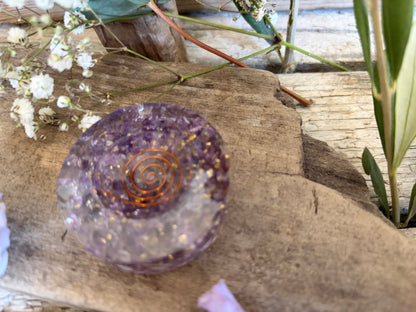 Orgonit-Kugelständer Amethyst – Formschöner Halter für deine Edelsteinkugeln