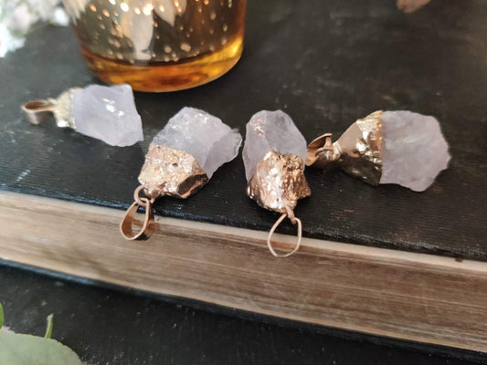 Rosenquarz-Anhänger mit goldfarbiger Öse