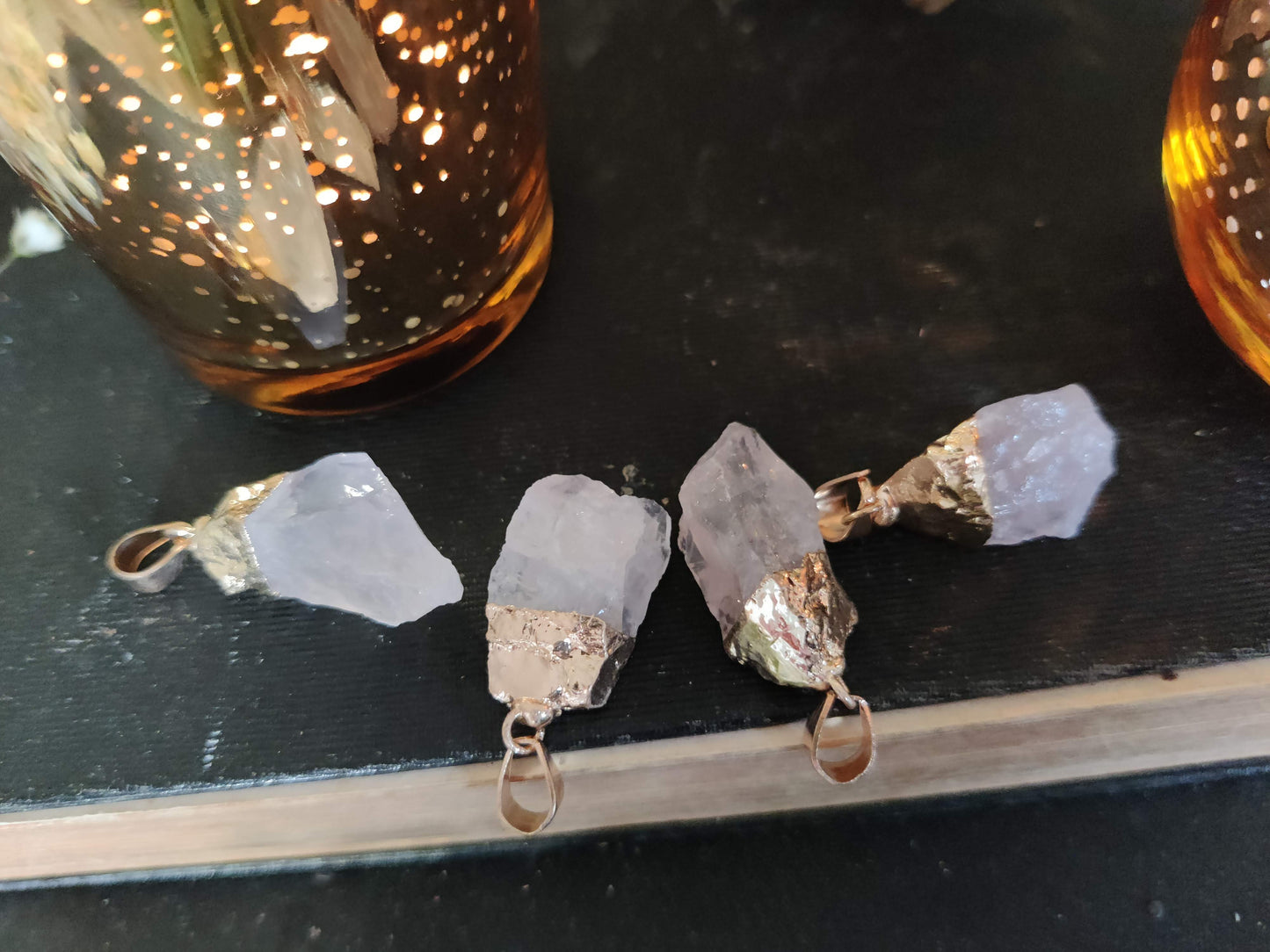 Rosenquarz-Anhänger mit goldfarbiger Öse