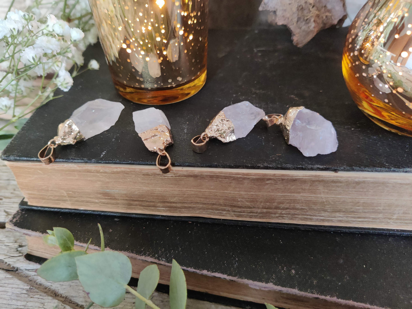 Rosenquarz-Anhänger mit goldfarbiger Öse