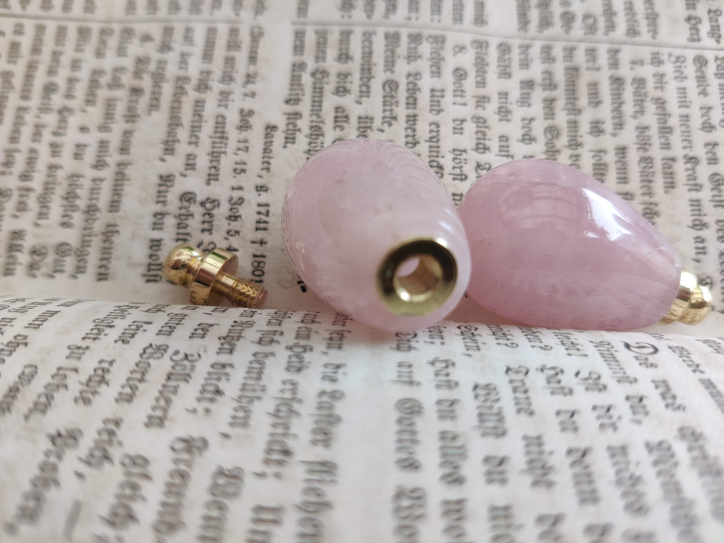 Sale: Anhänger Rosa Tropfen mit Ölkammer